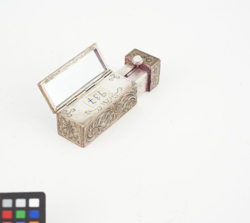Lippenstifthalter, 19./20. Jh., 5.5 × 1.8 × 2.1 cm, Inv. 68987, Stiftung für Kunst, Kultur und Geschichte, Winterthur, © Foto: SKKG 2022, CC0 1.0