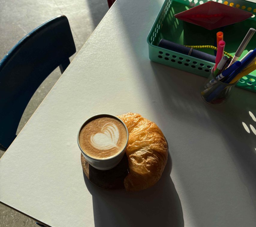 Kaffee und Gipfeli auf einem Tisch